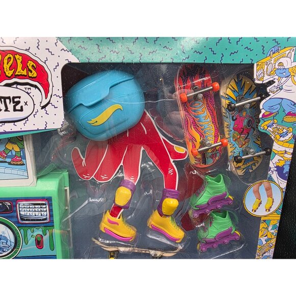 Hot Wheels Skate 90s Rewind & Grind Pack Fingerboard Playset - Picture 3 of 6